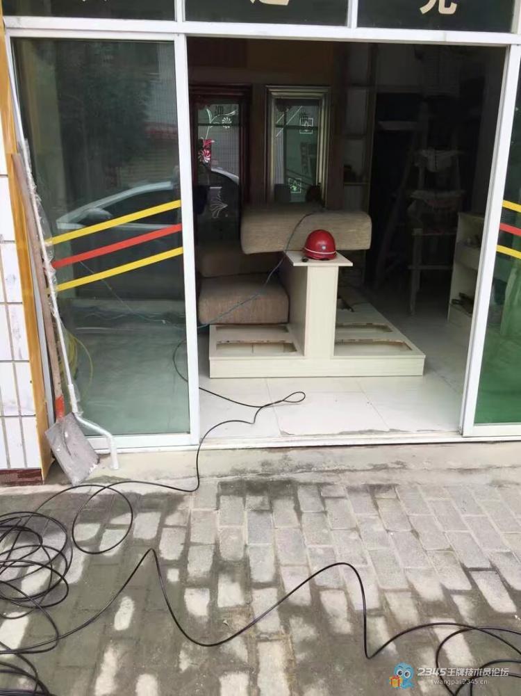 正午时分,镇上电器店安装4路监控