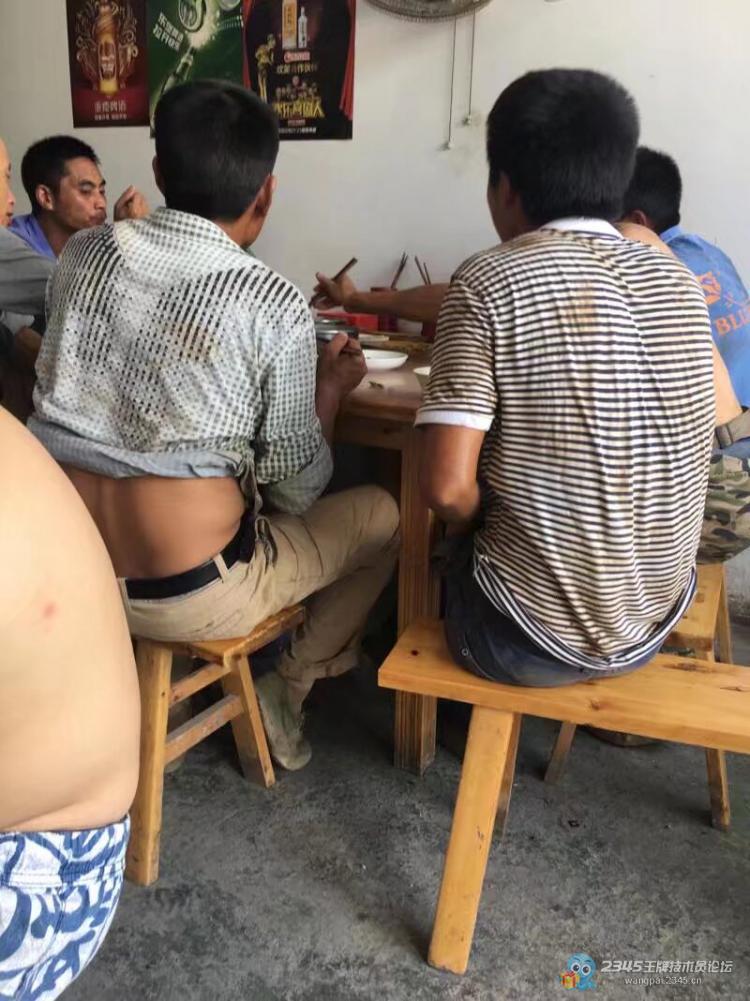 正午时分,镇上电器店安装4路监控