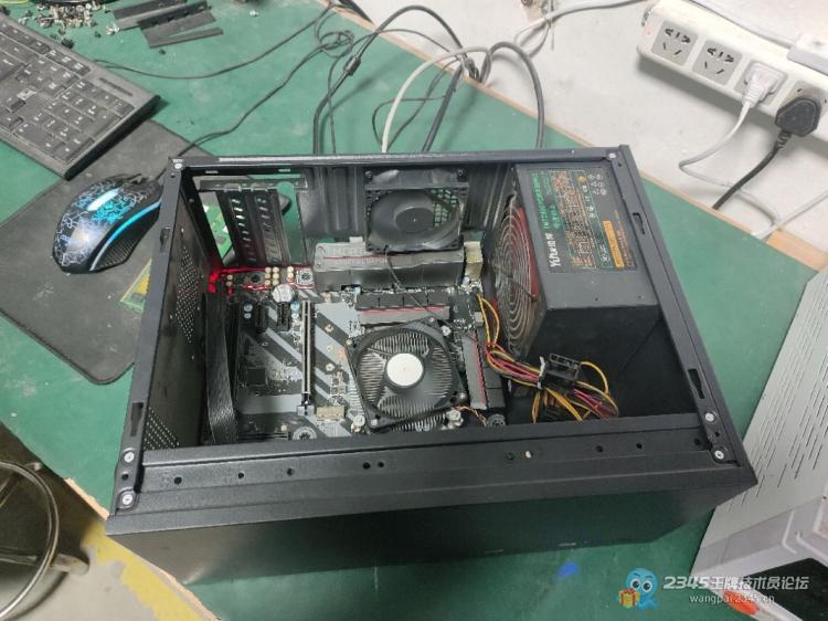 电脑不定时闪屏 自动模拟键盘操作